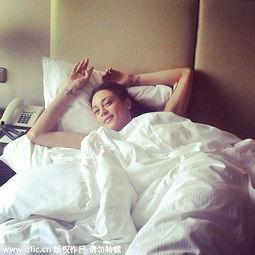 睡衣躺床上生活照,睡衣躺床生活照的温馨瞬间
